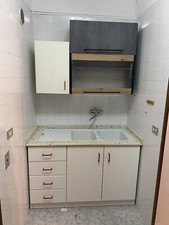 lavandino cucina in ceramica con pensili artigianali