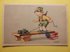 Illustratore Bonfanti - Bimbo vestito da militare gioca con camioncino.
