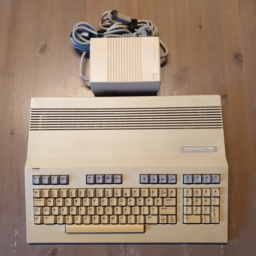 Commodore c128 alimentatore - +,