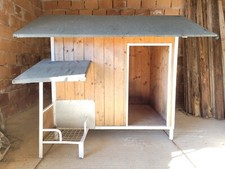 Cuccia XXXL, in legno e ferro per cani taglia grande. Esterno.