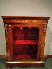 Vetrina bassa inglese stile Vittoriano in noce con applicazioni in bronzo