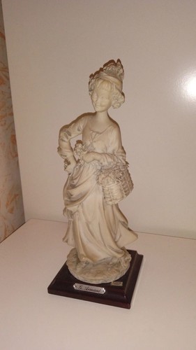 Statua donna con - con, cesto