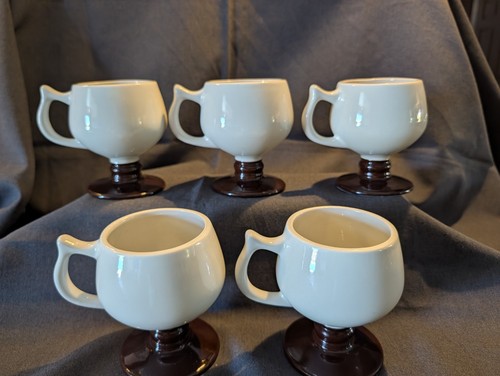 Tazza con piedistallo - , in