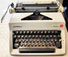 Typewriter Schreibmaschine Macchina da scrivere portatile Olimpia Monica