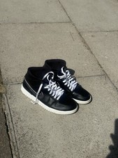 Jordan 1 Mid nero suola bianca
