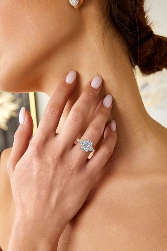 Anello con diamanti smeraldo