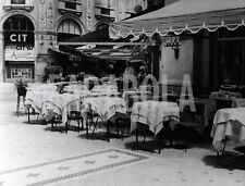 Foto Vintage Milano Tavolini fuori da un bar 1967 stampa 21x27 cm