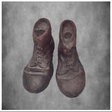 Scarpe vittima Gretal e Hansel Movie Prop che la strega appende all'albero COA