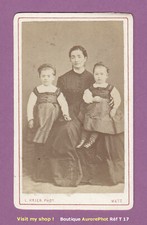 CDV KRIER à METZ : MÈRE EN POSE AVEC SES 2 FILLES VERS 1870  -T17