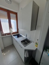 Cucina bianca:2 basi, 1 pensile scolapiatti, lavello 1 vasca e piano a induzione