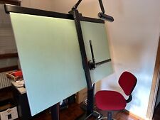 Tavolo da disegno Leonard con tecnigrafo Neolt. Con sgabello e lampada