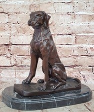 Statua cane labrador seduto in