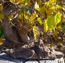 Scultura bicicletta ruota alta