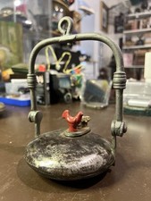 Lampada a olio antica in metallo con gallo decorativo rosso