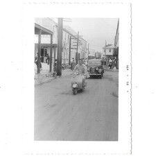 Foto Ragazzo Guida Vespa 1958 Isola di San Giovanni Anni 50 Strade Caraibiche Traffico Auto