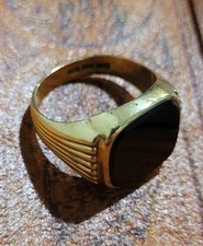 Anello in oro 9 K con pietra naturale onice.Peso 6,5 grammi.