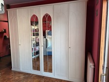 armadio da camera da letto in legno, a tre ante con specchio di colore bianco 