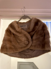 Scrollata di spalle beige in