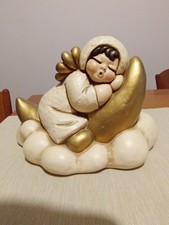 Angelo grande su luna e nuvola Thun