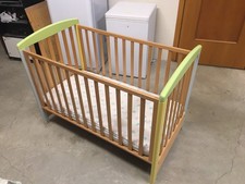 Lettino Foppapedretti con materasso, ruote e cassetto.