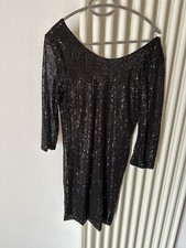 Vestito nero completamente in