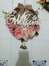 GHIRLANDA FUORIPORTA IN RATTAN   Con  Fiori Artificiali E Scritta welcome