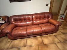 Divano tre posti Lunghezza 210 Profondità 100,due poltrone in pelle sintetica