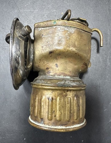 Vecchia antica lampada testa