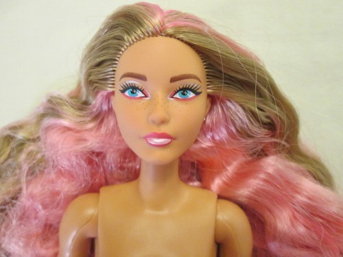 Barbie nuda firma frontiera
