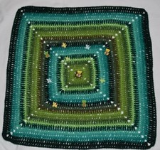 Copertina neonato uncinetto quadrata 75x75, toni del verde, bottoni orsi e gatti