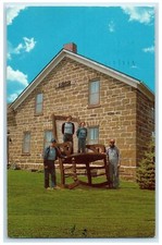 1987 Amana Colonies più grande sedia a dondolo noce ovest sud Amana Iowa cartolina