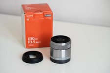 Sony E 30mm f/3.5 Macro come