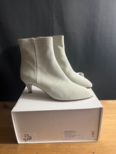 Stivaletti scamosciati nuovi