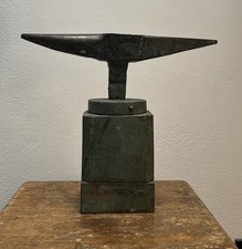 Piccolo incudine stile industriale e brutalista industrial brutalist 1900