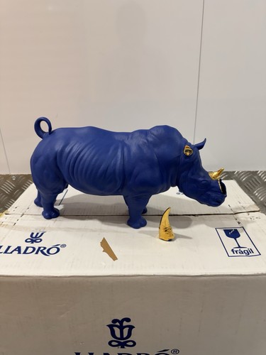 Scultura rinoceronte blu