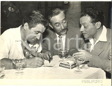 1953 BORDIGHERA SALONE DELL'UMORISMO Giovannino GUARESCHI a un tavolo *Foto