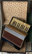 VINTAGE Fisarmonica Presenta Segni Del Tempo Ma Funzionante legno madreperla.