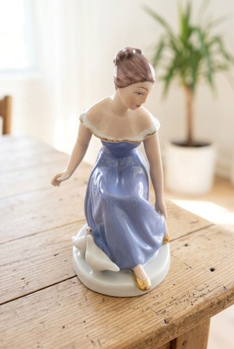 Royal dux bohemia figurine - bohemia,