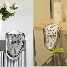 Orologio da parete distorto