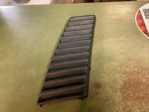 Rear side vent grill 91 - side,