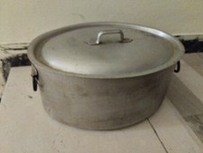 vecchia antica pentola casseruola in alluminio vintage con coperchio