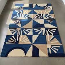 Tappeto geometrico blu navy