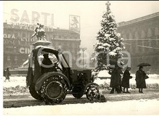 1954 MILANO Spazzaneve in azione al Duomo per agevolare i pedoni *Foto 18x13