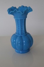 ANCIEN PETIT VASE EN OPALINE