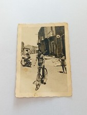 Paese Sardegna Foto epoca Moto Bambini Bicicletta Insegna Telefono Carabiniere ?