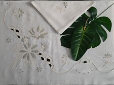 Ricca Tovaglia ricamata intaglio e punto pieno a mano in misto lino 12 posti