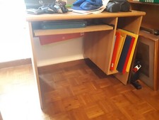 Scrivania in finto legno in buone condizioni