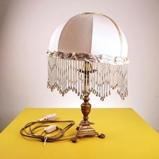 lampada da tavolo vintage con base in ottone e paralume in raso con perline