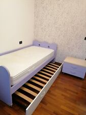 Lettino con doppio letto più comodino