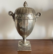 Antica urna coperta con piatto